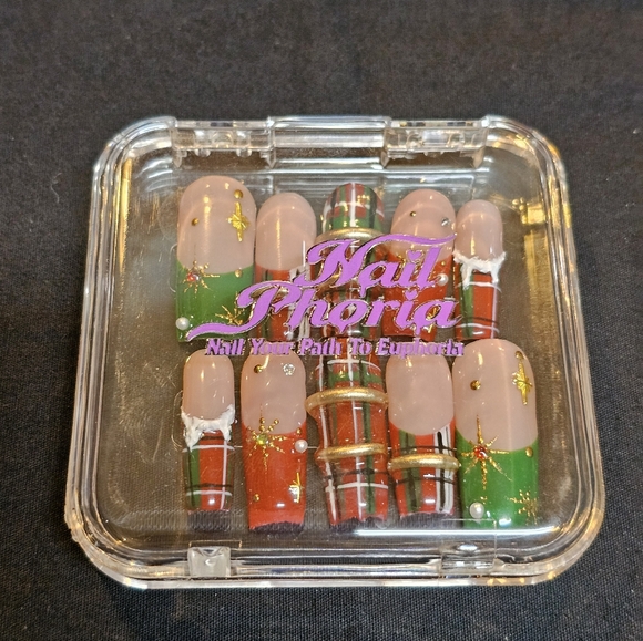 PRESS ON NAILS W/TOOL KIT - Picture 7 of 10